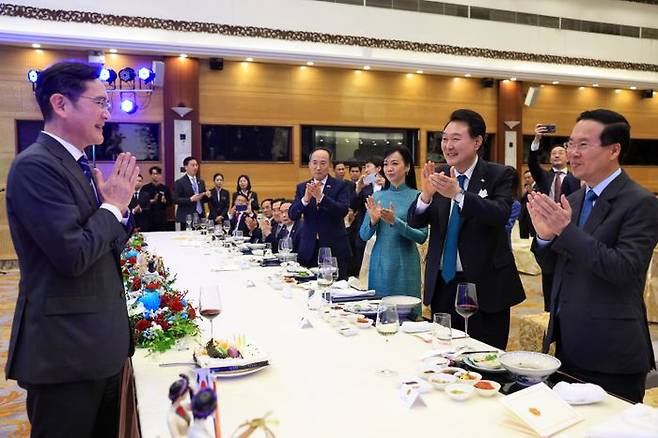 베트남을 국빈 방문 중인 윤석열 대통령이 23일 하노이 국제컨벤션센터에서 열린 국빈 만찬에서 보 반 트엉 베트남 국가 주석과 함께 이재용 삼성전자 회장의 생일을 축하해주고 있다. ⓒ뉴시스
