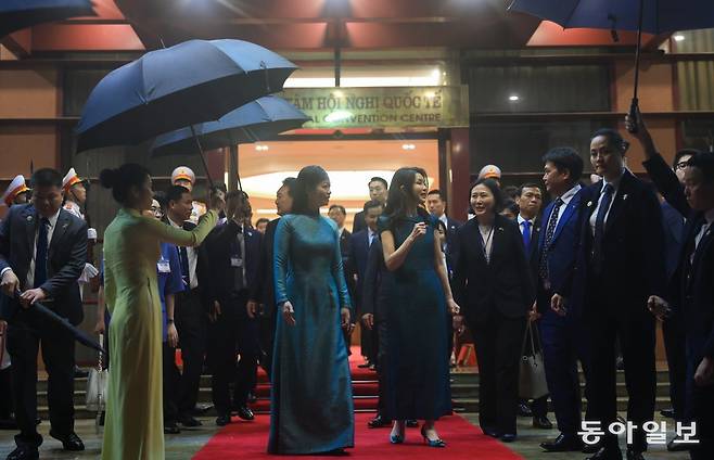 김건희 여사와 보 반 트엉 베트남 국가주석의 부인 판 티 타잉 떰 여사가 국빈 만찬을 마치고 함께 퇴장하고 있다. 하노이=최혁중 기자 sajinman@donga.com