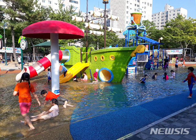 [울산=뉴시스]울산시 남구가 도심 속 피서지로 각광받는 공원 물놀이장 5곳을 24일부터 본격 운영한다. 사진은 울산 남구 강변공원 물놀이장 전경. (사진=울산 남구 제공) photo@newsis.com