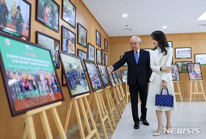 [하노이=뉴시스] 전신 기자 = 윤석열 대통령 부인 김건희 여사가 24일(현지시간) 하노이 108중앙군사병원을 방문해 베트남 얼굴기형 어린이들을 위해 무료수술 봉사를 지원하는 '스마일 포 칠드런(Smile for Children)' 활동 사진을 살펴보고 있다. (공동취재) 2023.06.24. photo1006@newsis.com