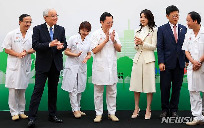 [하노이=뉴시스] 전신 기자 = 윤석열 대통령 부인 김건희 여사가 24일(현지시간) 하노이 108중앙군사병원을 방문해 베트남 얼굴기형 어린이들을 위해 무료수술 봉사를 지원하는 '스마일 포 칠드런(Smile for Children)' 간담회를 마친 뒤 기념촬영하고 있다. (공동취재) 2023.06.24. photo1006@newsis.com