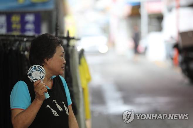 후덥지근한 날씨 [연합뉴스 자료사진]