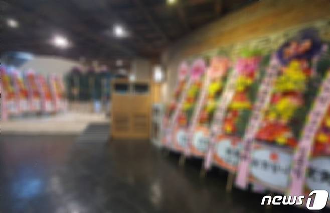 25일 오후 부산 중구 한 호텔에서 열린 부산의 유명 폭력조직 '신20세기파'의 두목 결혼식장 앞에 화환들이 놓여져 있다.2023.6.25/뉴스1 노경민 기자