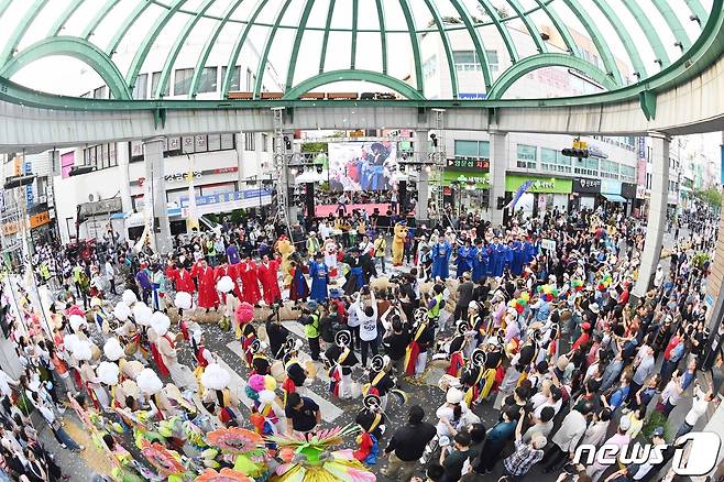 24일 울산시 중구 성남동 시계탑사거리에서 '2023 태화강마두희축제' 마두희 큰줄당기기 행사가 열리고 있다. (울산 중구 제공)