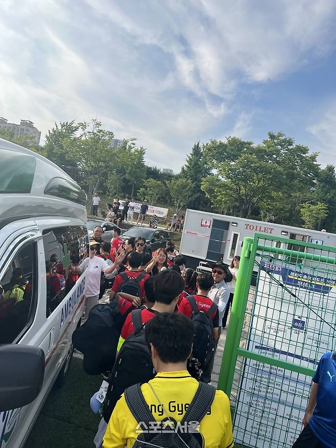 강경여중 학부모들이 선수들을 격려하고 있다. 합천 | 강예진기자