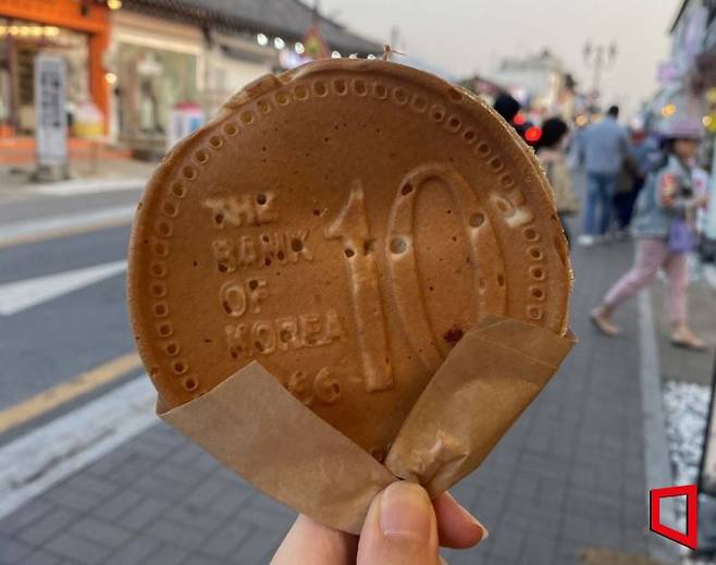 10원 주화 도안을 무단 사용했다는 논란에 휩싸인 경북 경주의 명물 십원빵./사진=유병돈 기자 tamond@