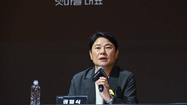 지난 1일 서울 구로구 넷마블 사옥에서 개최된 '신작 3종 미디어 쇼케이스'에서 권영식 넷마블 대표가 질문에 답하고 있다. (사진=넷마블)