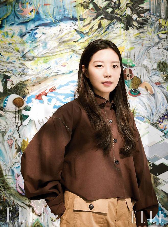 profile 정수정 1990년생. 2018년 첫 개인전 〈Sweet Siren〉을 시작으로 OCI 미술관, 서울시립미술관 SeMA 창고 등에서 개인전을 펼친 신진 미술인. 탄탄한 드로잉을 토대로 SF 혹은 신화 속 캐릭터에 기반한 회화를 그린다.