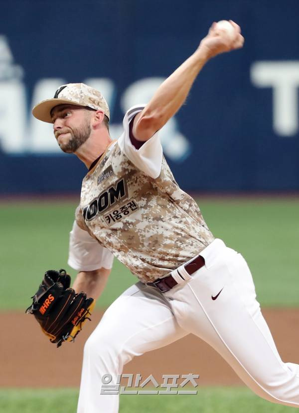 2023 KBO 프로야구 키움히어로즈와 두산베어스의 경기가 25일 오후 서울 고척스카이돔에서 열렸다. 첫 출전을 한 키움 맥키니가 선발 등판해 역투하고 있다. 고척=김민규 기자 mgkim1@edaily.co.kr /2023.06.25/