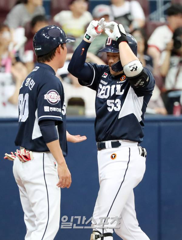 2023 KBO 프로야구 키움히어로즈와 두산베어스의 경기가 25일 오후 서울 고척스카이돔에서 열렸다. 6회초 1사 1루 양석환이 연타석 투런홈런을 치고 홈인해 세레머니를 하고 있다. 고척=김민규 기자 mgkim1@edaily.co.kr /2023.06.25/