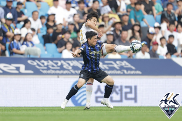 인천 김도혁과 포항 이호재가 경합하는 모습.(사진=프로축구연맹)