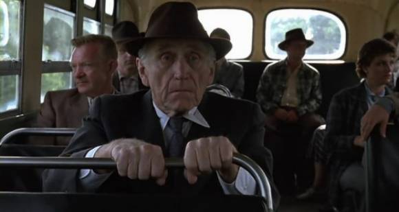 영화 '쇼생크 탈출'에서 50년간 교도소에서 수감됐던 브룩스(故 제임스 휘트모어)가 가석방돼 불안에 떨고 있는 장면. [사진=영화 '쇼생크 탈출']