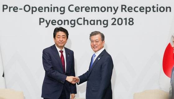 지난 2018년 2월 평창 동계올림픽 개막을 일 앞두고 문재인 대통령과 개막식 참가차 방한한 아베 신조 일본 총리가 정상회담을 가졌다. 청와대 사진기자단
