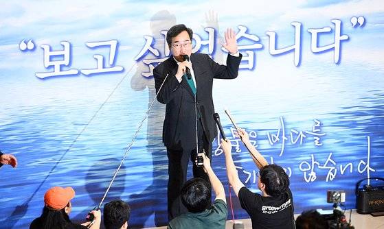 이낙연 전 더불어민주당 대표가24일 오후 인천국제공항 제2여객터미널을 통해 귀국한 뒤 소감을 밝히고 있다. 1년간의 미국 유학 생활을 마친 이 전 대표는 ″국민이 나라를 걱정하는 지경″이라며 ″못다한 책임을 다 할 것″이라고 밝혔다. 뉴스1