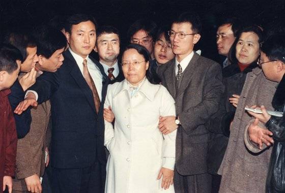 1996년 검찰에 자진 출석한 아가동산 김기순씨. [중앙포토]