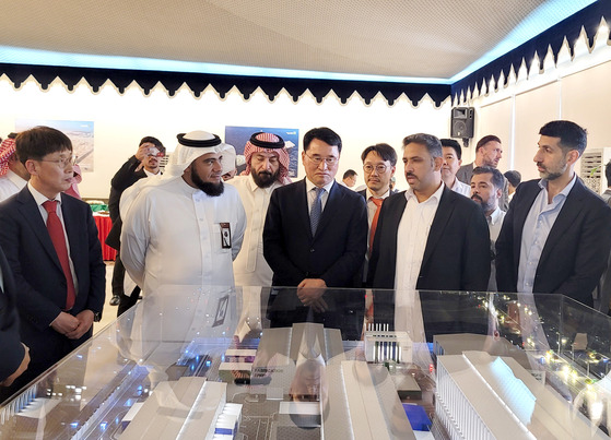 Hyundai Heavy Industries Vice Chairman Han Young-seuk, center, examines the blueprint for a new manufacturing plant for marine engines after the groundbreaking ceremony held at Ras Al-Khair on the east of coast of Saudi Arabia. The company announced on Sunday that the plant is a 150,000-square-meter (37-acre) complex co-established with Dussur and Saudi Aramco Development. The plant will start production from the fourth quarter of 2025. [HD HYUNDAI]