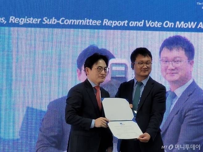 지난해 11월말 경북 안동국제컨벤션센터에서 열린 유네스코(UNESCO) 세계기록유산 아시아·태평양지역위원회 제9차 총회. (우)이경석 충남도청 사무관 (좌)김귀배 MOWCAP(세계기록유산 아시아태평양 지역위원회) 의장./사진=이경석 사무관 제공