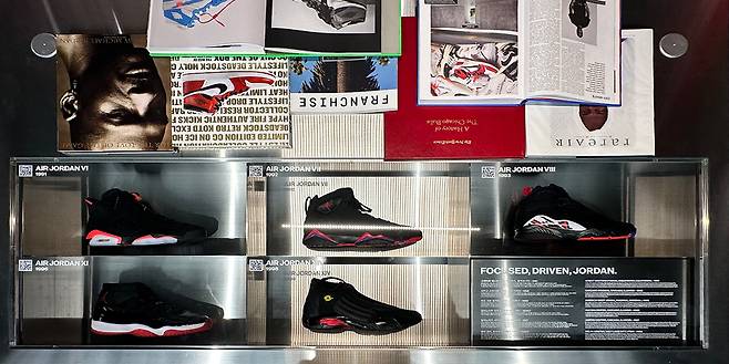 월드 오브 플라이트 서울 홍대. 조던이 주요 커리어를 보낸 시즌에 신었던 에어조던 시리즈를 전시했다. 에어조던6(1991년), 7(1992년), 8(1993년), 11(1996년), 14(1998년) 등 다섯 켤레다. 마이클 조던은 1991년 첫 우승 챔피언십을 거머진 뒤, 1993년에 6월 16일에는 55득점, 8 리바운드, 4 어시스트로 자타공인 최고의 경기를 펼쳤다. 1996년엔 네 번째 챔피언십 반지와 NBA MVP를 동시에 품에 안았다. [헤럴드경제 영상팀]