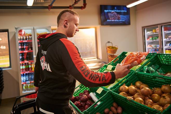 노르웨이의 한 교도소에서 재소자가 교도소 내 마트에서 장을 보는 모습. [The Norwegian Correctional Service]