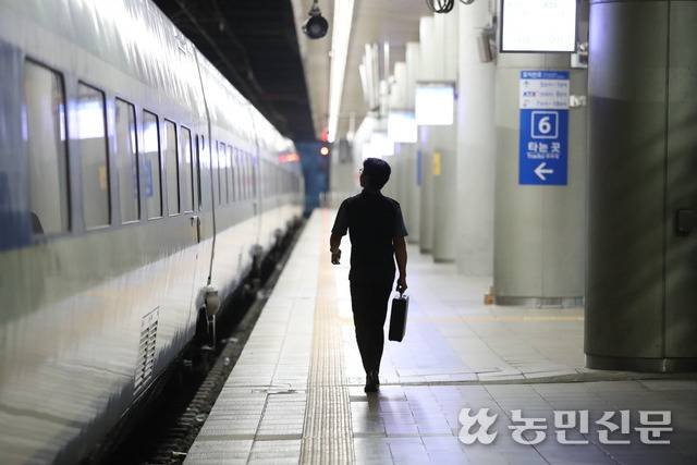 조 기장은 유니폼을 입고 플랫폼을 걸을 때마다 ‘오늘도 안전운행’을 되뇐다.