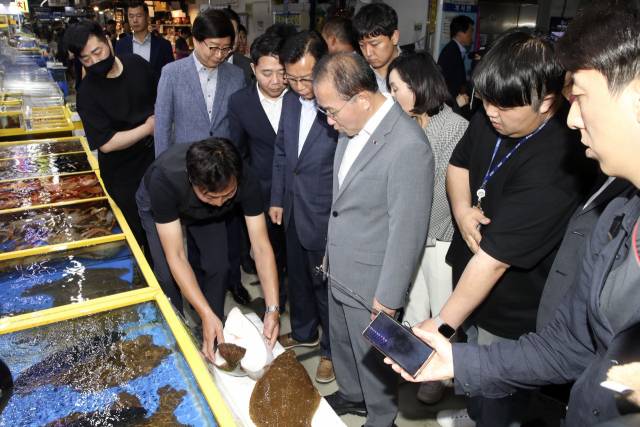▲국민의힘 윤재옥 원내대표가 23일 오후 서울 송파구 가락수산시장을 방문해 일본 후쿠시마 오염수 방류 문제로 상권이 침체된 상인들의 애로사항을 들으며 현장을 둘러보고 있다. ⓒ연합뉴스