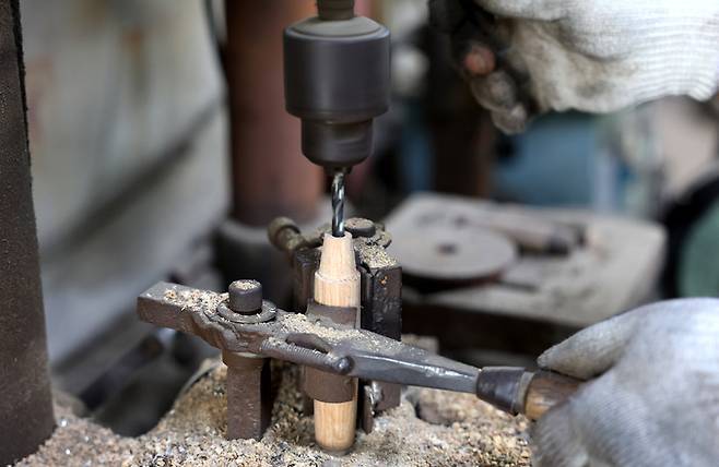 3년간 말린 참나무를 사용해 끌의 모양에 맞게 끌 자루를 만들고 있다. 전수자인 아들 김민규씨는 끌의 마무리작업을 담당한다.