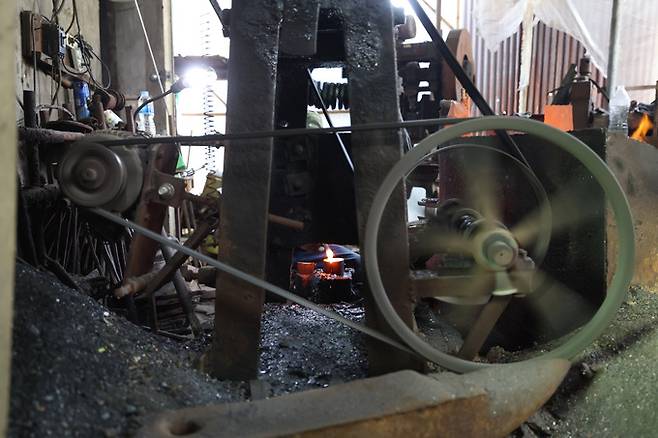 김원태 장인과 50년 세월을 함께한 구식 단조기가 열심히 돌아가고 있다.