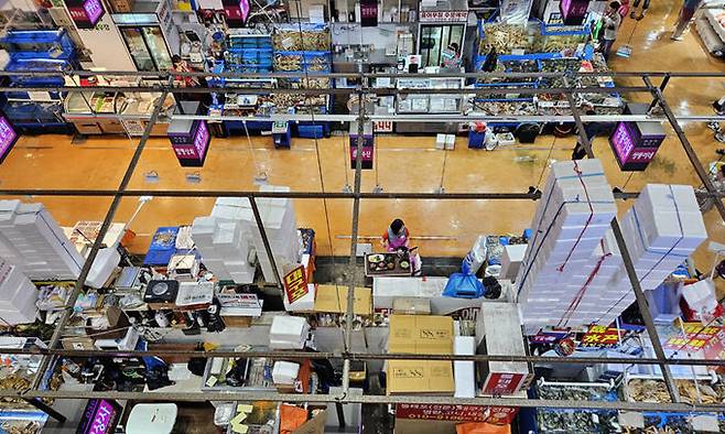 지난 23일 서울 동작구 노량진수산시장이 한산한 모습을 보이고 있다. 박미영 기자