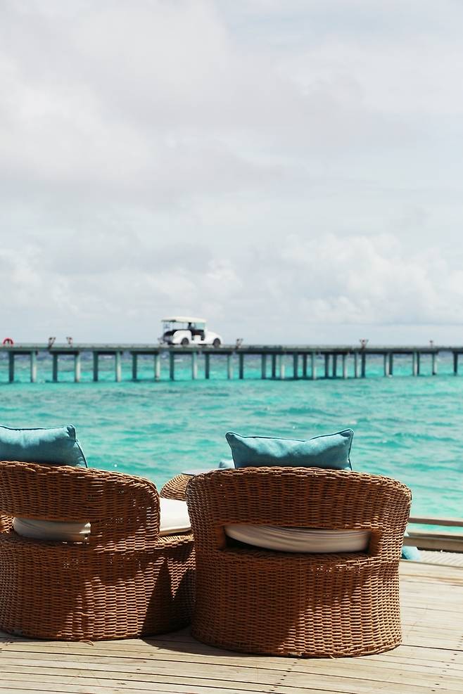 오자르 풀 바 앞의 노천 휴식공간, 맞은 편에 수상빌라가 보인다. 사진제공|김관수(여행작가)