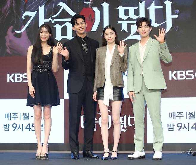 배우 윤소희(왼쪽부터)와 옥택연, 원지안, 박강현이 26일 서울 구로구 더세인트에서 열린 KBS2 새 월화드라마 ‘가슴이 뛴다’ 제작발표회에서 포즈를 취하고 있다.(사진=뉴스1)