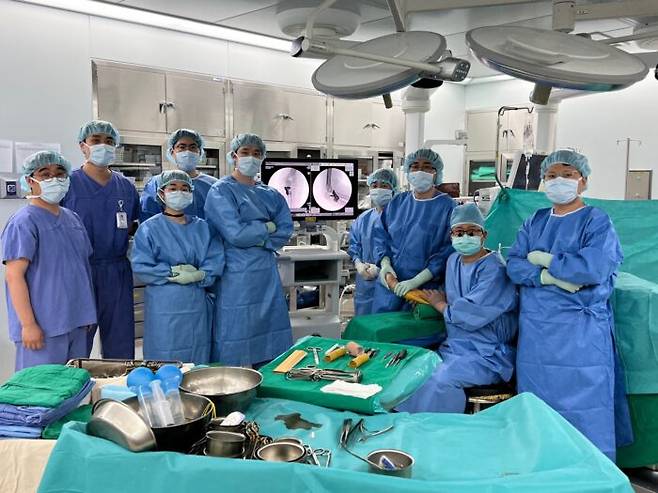 지난 5월 중순 3D 금속 프린팅 기술을 활용한 인공 팔꿈치 재건 보형물 치환술을 성공적으로 마친 전남대병원 정형외과 김명선 교수(오른쪽에서 두 번째) 연구팀 모습. [사진=전남대병원]