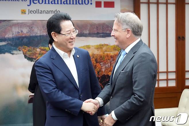 김영록 전라남도지사가 26일 오후 전남도청 접견실에서 스벤 올링(svend olling) 주한 덴마크대사와 인사나누고 있다.(전남도 제공) 2023.6.26/뉴스1