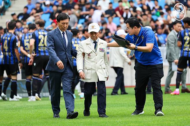 시축 준비하는 강용희 6·25참전유공자회 인천시지부장(가운데). 제공 | 인천