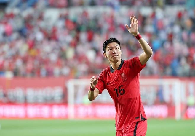 갑작스레 불거진 FC 서울 소속 축구선수 황의조와 관련한 사생활 폭로, 영상 논란에 매니지먼트사가 사실무근이라는 입장을 밝혔다. 매니저먼트 사는 언급된 모든 의혹, 내용은 근거 없는 루머라고 일축하며 강경한 태도를 취했고, 법적대응까지 예고한 상황이다. [사진출처=연합뉴스]