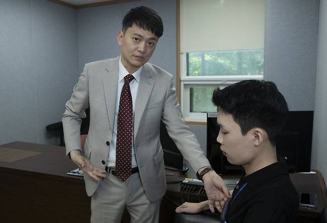 대검찰청 과학수사부 방철 심리분석실장이 19일 오후 서울 대검찰청 국가디지털포렌식센터에서 심리생리검사(거짓말 탐지기)에 대해 설명하고 있다. /박상훈 기자