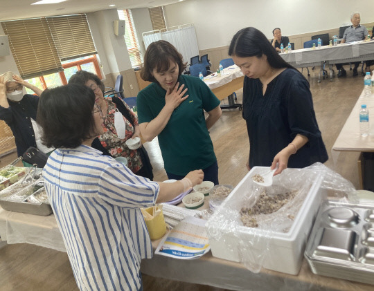 계룡시 보건소는 지난 23일 심뇌혈관질환의 선행질환인 고혈압과 당뇨에 대한 올바른 정보를 전달하고 적절한 관리 방법을 교육하기 위해 실시한 '똑똑한 고혈압, 당뇨교실'을 진행했다. 사진은  저염·저당 식이체험 장면 사진=계룡시 제공