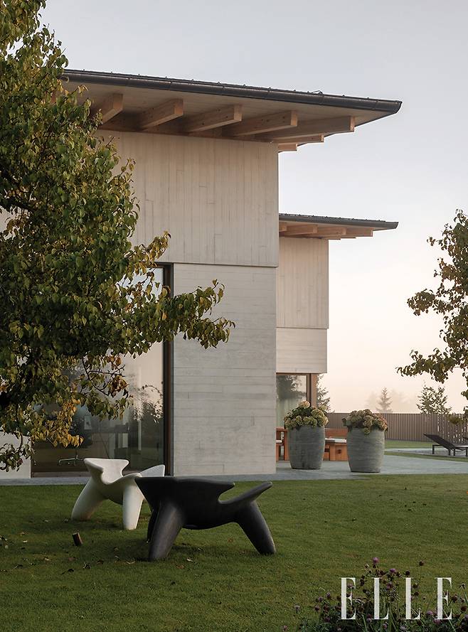 존 포슨 춘천에 작업실을 만들면서 그의 건축물을 가장 많이 들여다봤다. 재료의 물성과 빛으로 공간을 표현하는 그의 방식은 내 작업 방향과 맞닿아 있다.