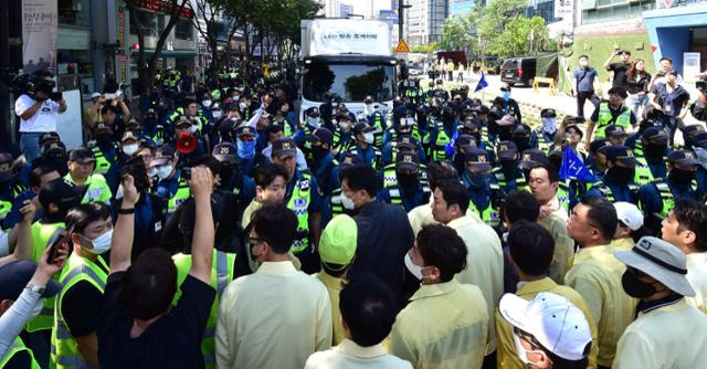 17일 오전 대구 중구 대중교통전용지구에서 열린 제15회 대구퀴어문화축제 행정대집행 현장에서 경찰과 공무원들이 대치하고 있다. 뉴시스