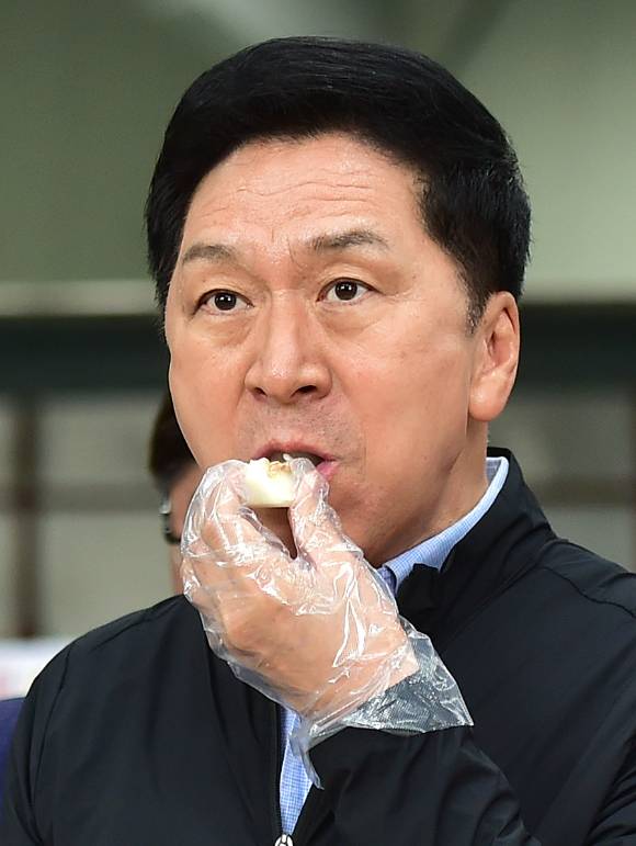 김기현 국민의힘 대표가 26일 오후 경북 성주군 성주농산물공판장을 찾아 참외를 맛보고 있다. 2023.06.26. [사진=뉴시스]