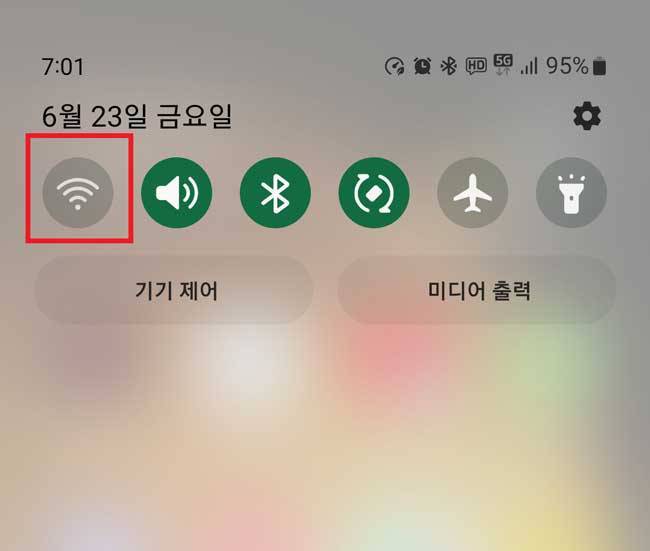 와이파이 연결이 불안정하다면 와이파이 기능을 끄고 모바일 데이터 접속만으로 사용 ＜출처=IT동아＞