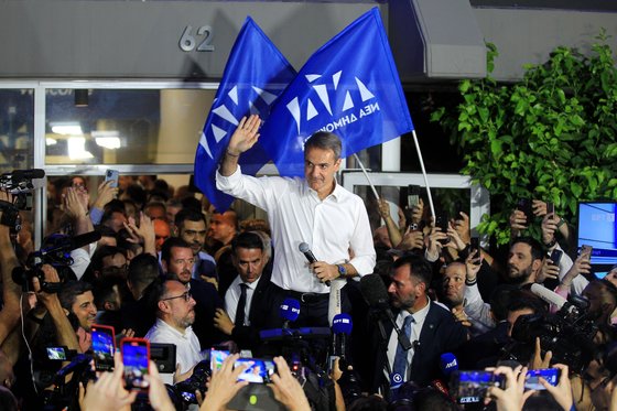 25일(현지시간) 아테네 신민당 당사에서 키리아코스 미초타키스 그리스 총리가 이날 치러진 2차 총선에서 승리가 확정된 후 지지자들을 향해 인사하고 있다. EPA=연합뉴스