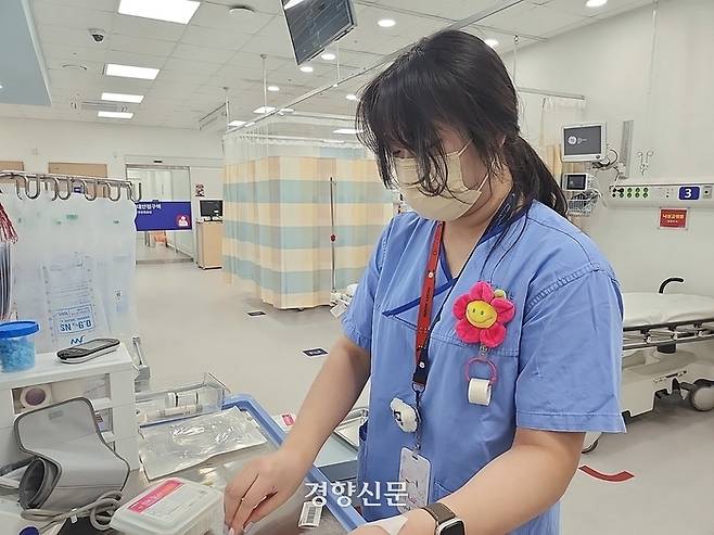 2년차 조은빛(가명) 간호사는 “응급환자들이 친근하게 느꼈으면 하는 마음으로” ‘햇빛꽃 모양’의 브로치를 착용하고 일한다. 그러나 상시적으로 노출된 폭언과 폭력에 “자주 마음을 다친다”고 했다. 유선희 기자
