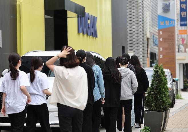 Students are seen in Gangnam’s Daechi-dong, the area in southern Seoul known as the mecca of private education in South Korea. (Yonhap)