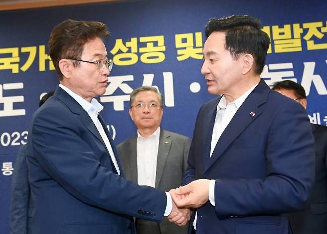 이철우 경북지사와 원희룡 국토부 장관이 신규 국가산단 성공조성과 지역발전을 위한 회의에 앞서 인사를 나누고 있다.(경북도 제공) 2023.06.26.