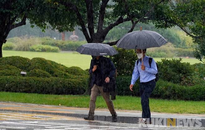 시민들이 우산을 쓰고 걸어가고 있다. 사진=박효상 기자