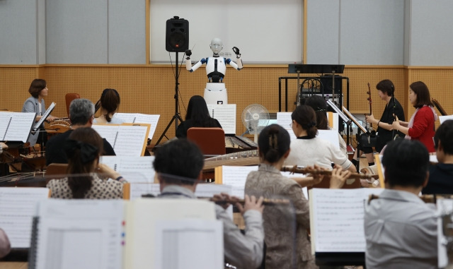 26일 서울 중구 국립극장 해오름극장에서 열린 국립국악관현악단 관현악시리즈IV  ‘부재’ 연습실 공개 및 라운드 인터뷰에서 로봇  ‘에버6’가 관현악단 지휘를 하고 있다.    연합뉴스