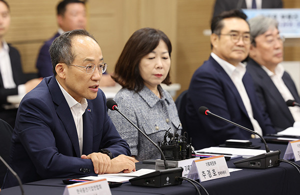 Deputy Prime Minister and Minister of Economy and Finance Choo Kyung-ho makes a statement at the meeting with chief executive officers of mid-sized businesses in Seoul, on June 26. [Photo by Yonhap]