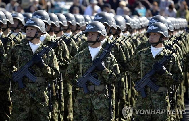 지원자 급감하는 일본 자위대. [사진출처 = 연합뉴스]