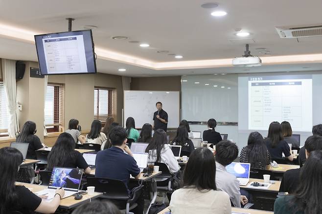 상명대 학생들이 SM 취업캠프의 '취업 전략 수립 특강'을 듣고 있다./사진제공=상명대