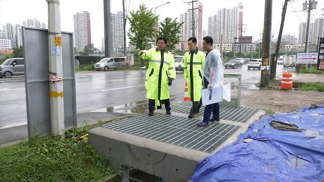 임병택 시흥시장(왼쪽)이 관내 상습침수지역을 돌아보고 있다./사진제공=시흥시